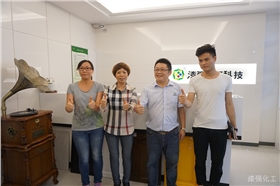 漆強(qiáng)化工總經(jīng)理張文和睿牛制衣廠的朋友（水?。?jpg