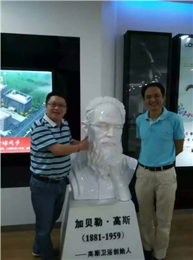 漆強化工張總(左)與高斯衛(wèi)浴胡總(右)合影.jpg