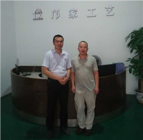 漆強化工業(yè)務杜經理（左）與鄺家工藝鄺總（右）合影.jpg