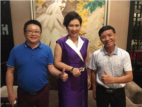 漆強(qiáng)化工總經(jīng)理張文與蘭芳、胡景釗合影.jpg