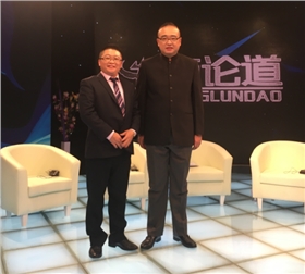 漆強總經理：張文(左)和央視主持人：朱軼(右)合影.png