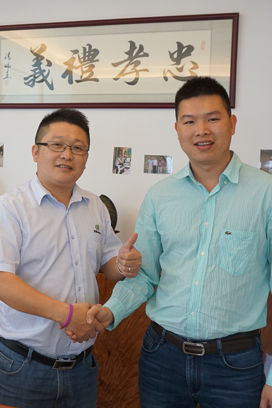 漆強漆總經(jīng)理張文與騰訊網(wǎng)·亞太家居負責人饒德亮.jpg