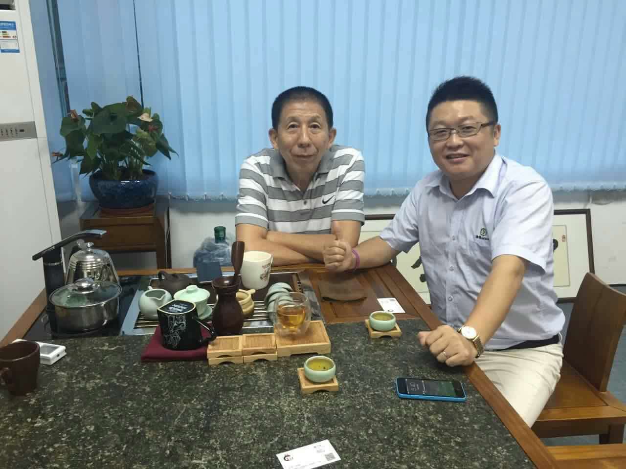 智韜首席顧問施青林先生（左）和漆強(qiáng)化工總經(jīng)理張文（右）.jpg