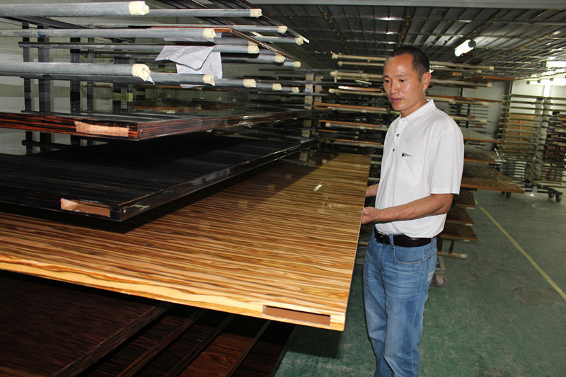漆強家具漆廠家銷售精英.jpg