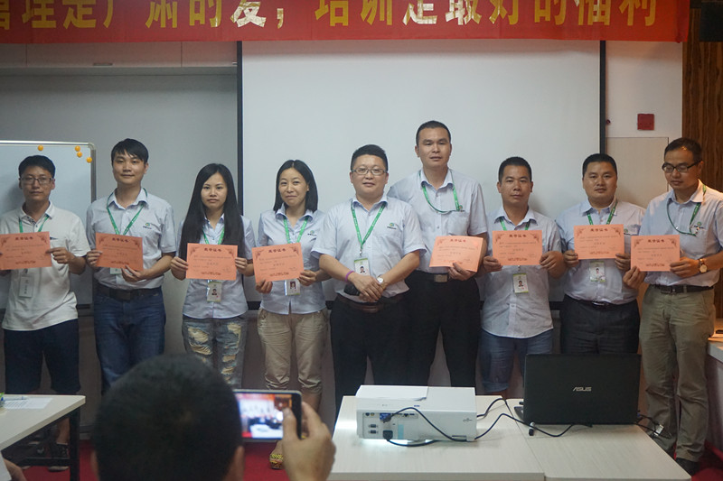 漆強化工商學(xué)院第三期本期優(yōu)秀學(xué)員合影2