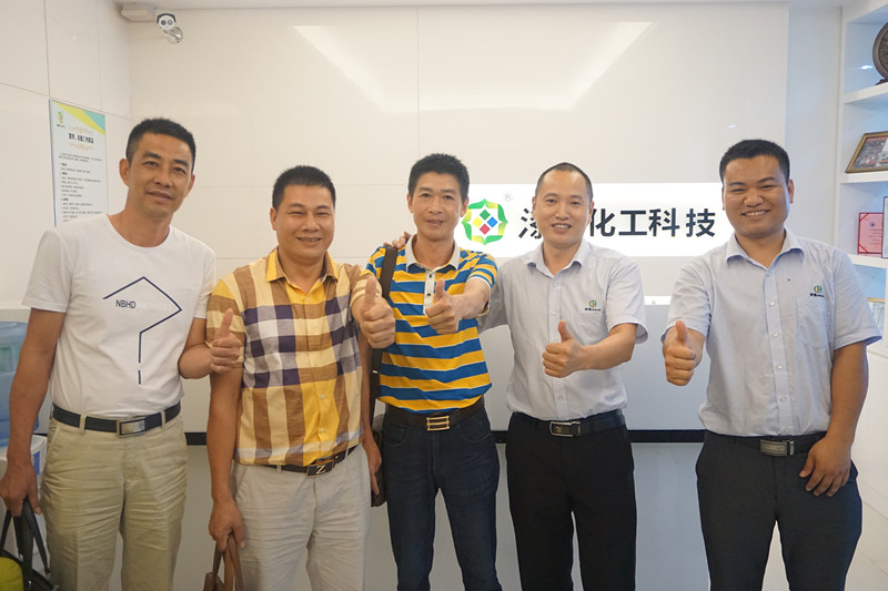 漆強木器漆再次發(fā)往國外.jpg