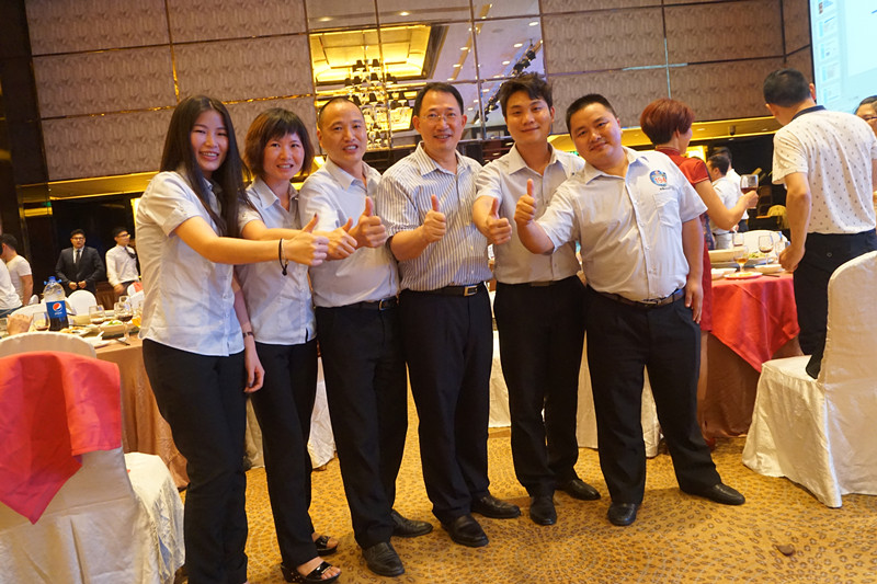漆強(qiáng)化工網(wǎng)絡(luò)團(tuán)隊(duì)與CCTV-2 央視財(cái)經(jīng)評(píng)論員、單仁資訊集團(tuán)董事長(zhǎng)單仁合影(右三).jpg
