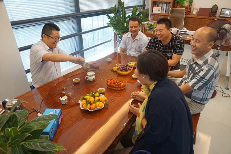 湖南商會(huì)家具協(xié)會(huì)會(huì)長(zhǎng)李祖成先生到訪漆強(qiáng)化工.jpg