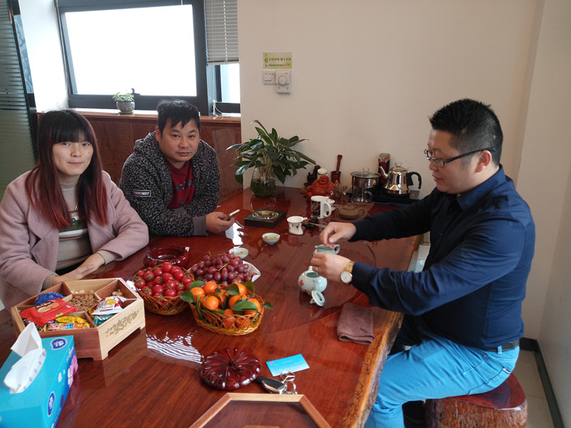 福建泉州陳總（左一）、曾總（左二）和漆強(qiáng)化工總經(jīng)理張文（右一）.jpg